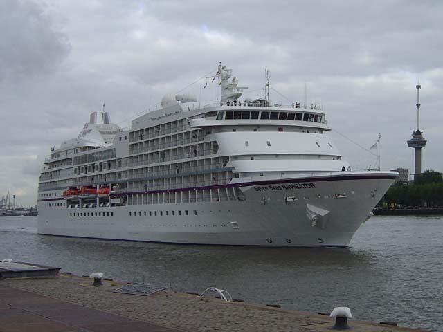 Cruiseschip ms Seven Seas Navigator van Carlson Groups aan de Cruise Terminal Rotterdam